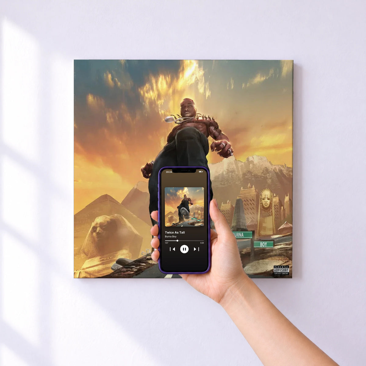 Affiche connectée Twice As Tall de Burna Boy au mur : l'album se lance en approchant le téléphone