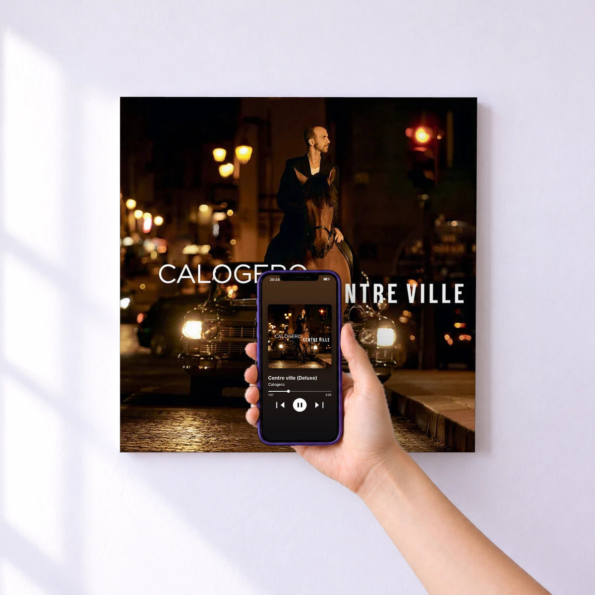 Affiche connectée Centre ville (Deluxe) de Calogero au mur : l'album se lance en approchant le téléphone