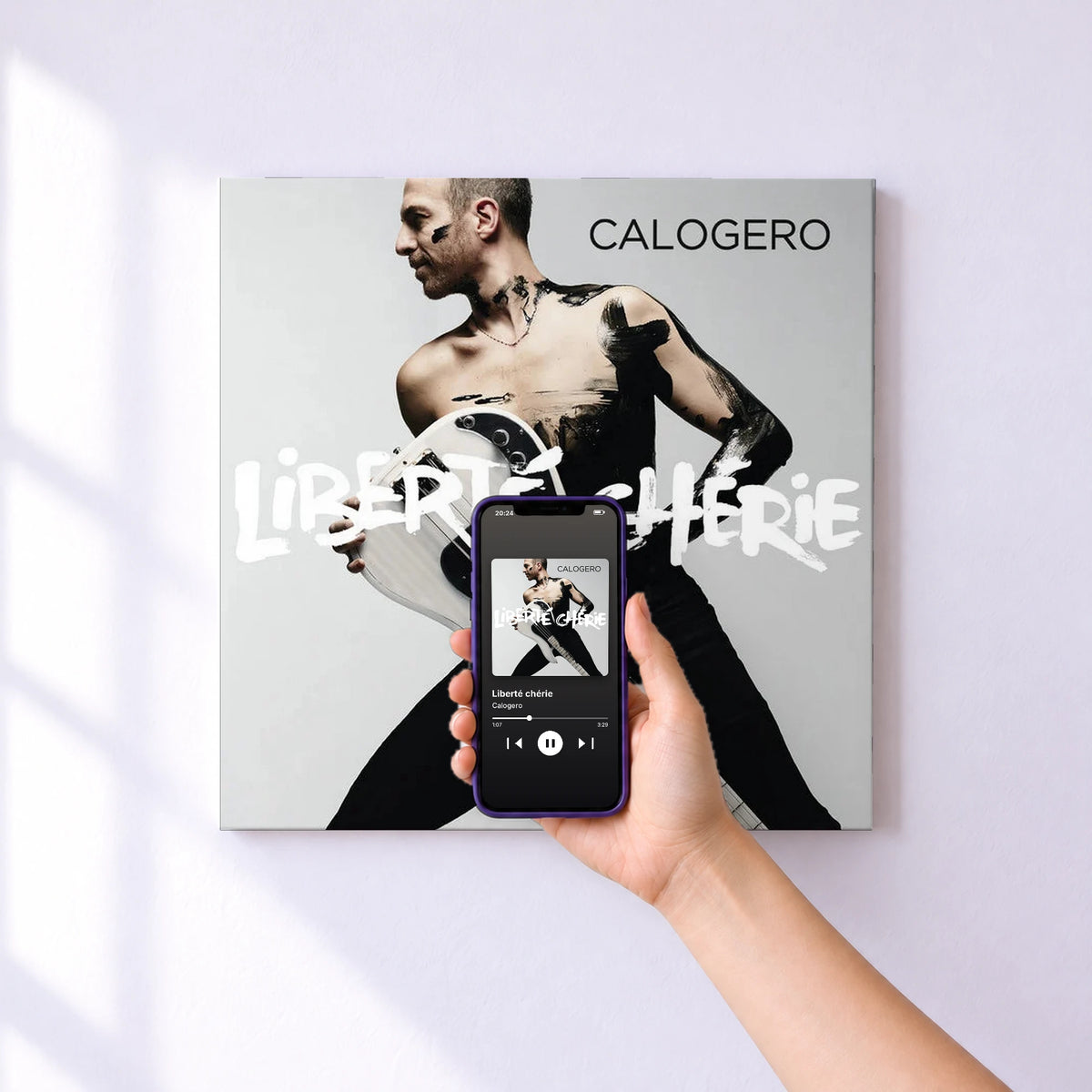 Affiche connectée Liberté chérie de Calogero au mur : l'album se lance en approchant le téléphone