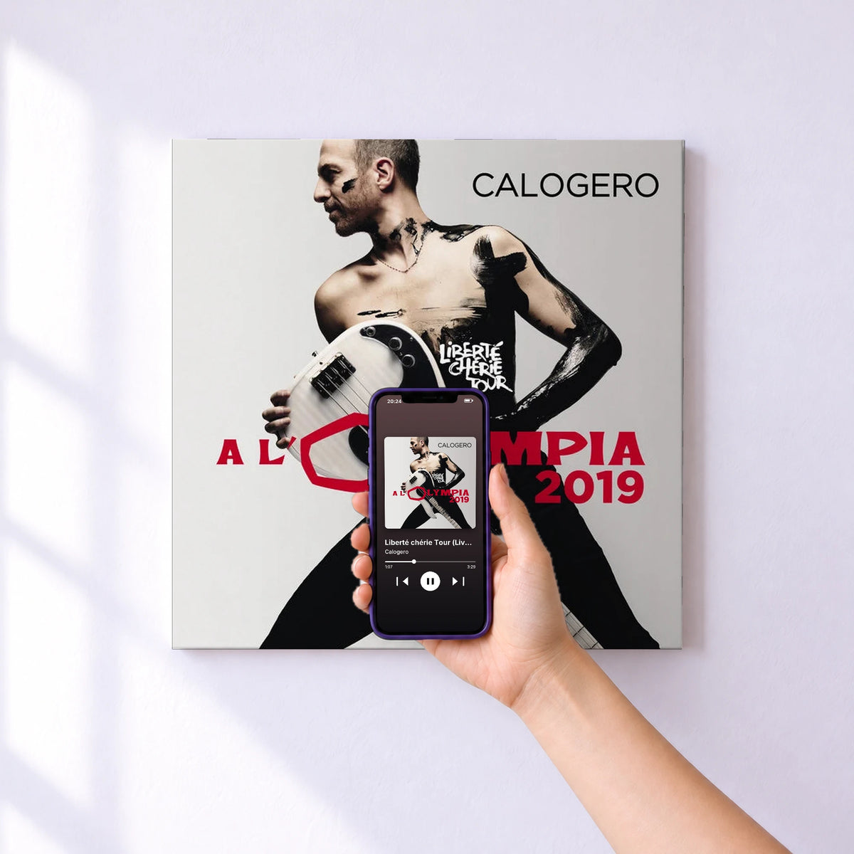 Affiche connectée Liberté chérie Tour (Live à l'Olympia - 2019) de Calogero au mur : l'album se lance en approchant le téléphone