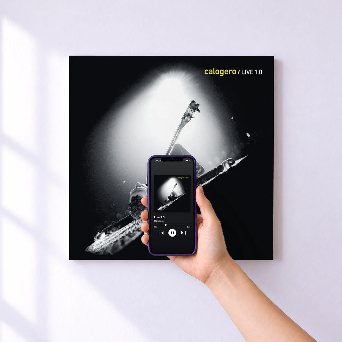 Affiche connectée Live 1.0 de Calogero au mur : l'album se lance en approchant le téléphone