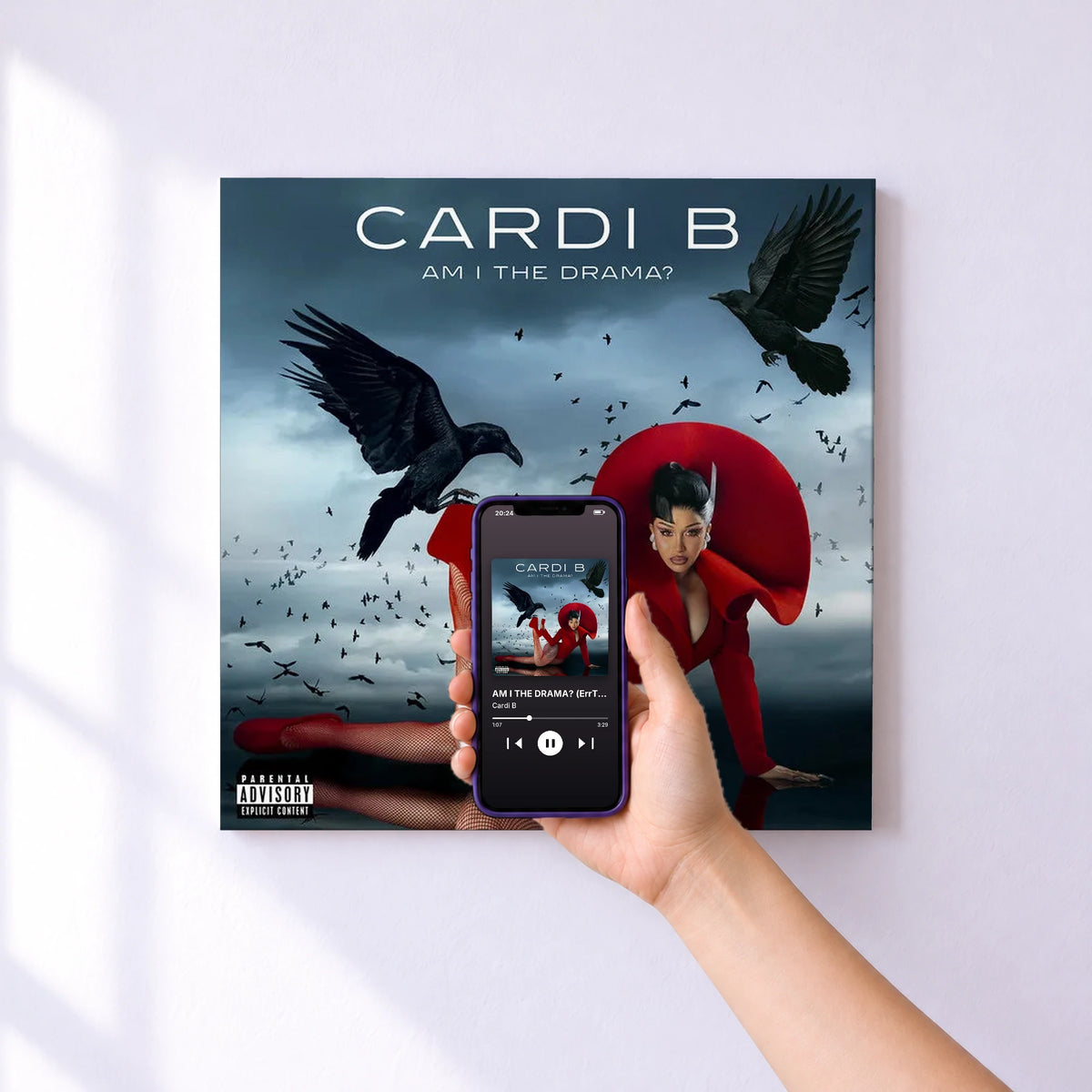 Affiche connectée AM I THE DRAMA? (ErrTime Edition) de Cardi B au mur : l'album se lance en approchant le téléphone