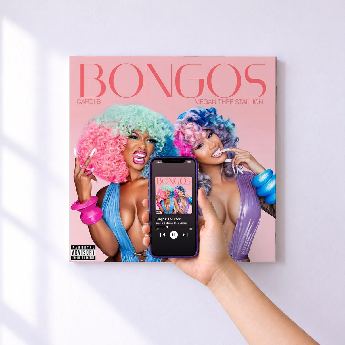 Affiche connectée Bongos: The Pack de Cardi B & Megan Thee Stallion au mur : l'album se lance en approchant le téléphone