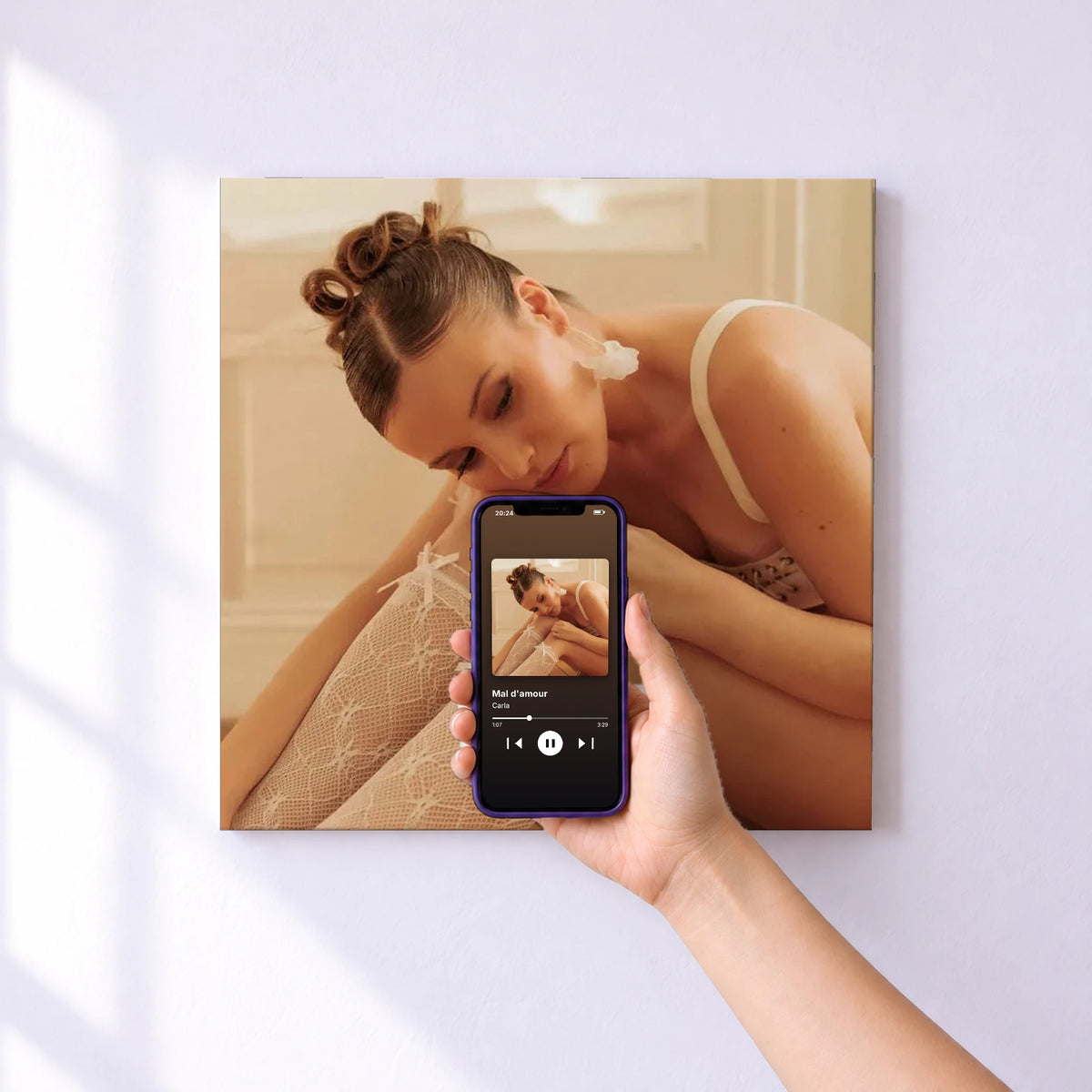 Affiche connectée Mal d'amour de Carla au mur : l'album se lance en approchant le téléphone