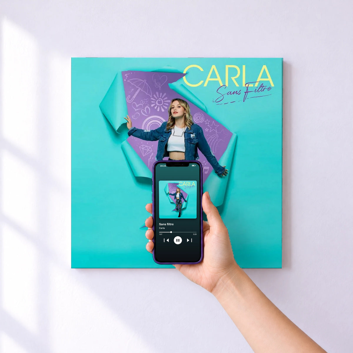 Affiche connectée Sans filtre de Carla au mur : l'album se lance en approchant le téléphone