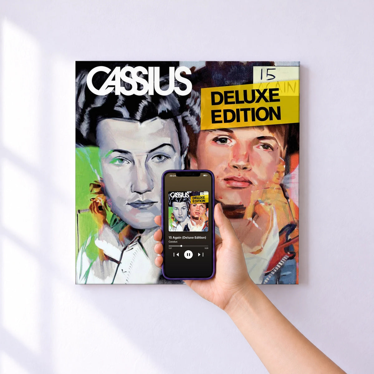 Affiche connectée 15 Again (Deluxe Edition) de Cassius au mur : l'album se lance en approchant le téléphone