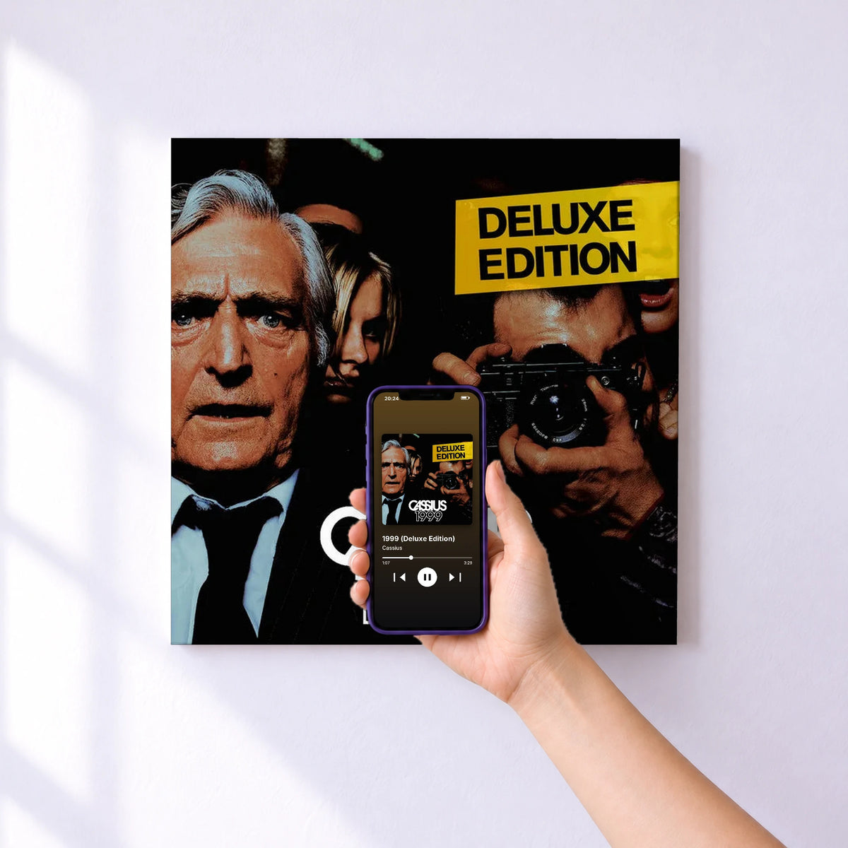 Affiche connectée 1999 (Deluxe Edition) de Cassius au mur : l'album se lance en approchant le téléphone