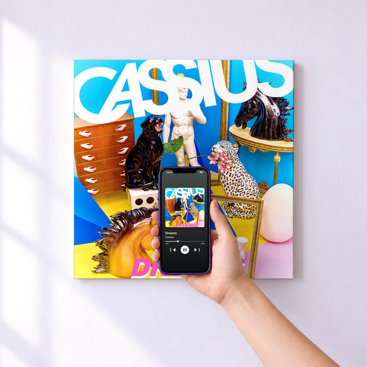 Affiche connectée Dreems de Cassius au mur : l'album se lance en approchant le téléphone