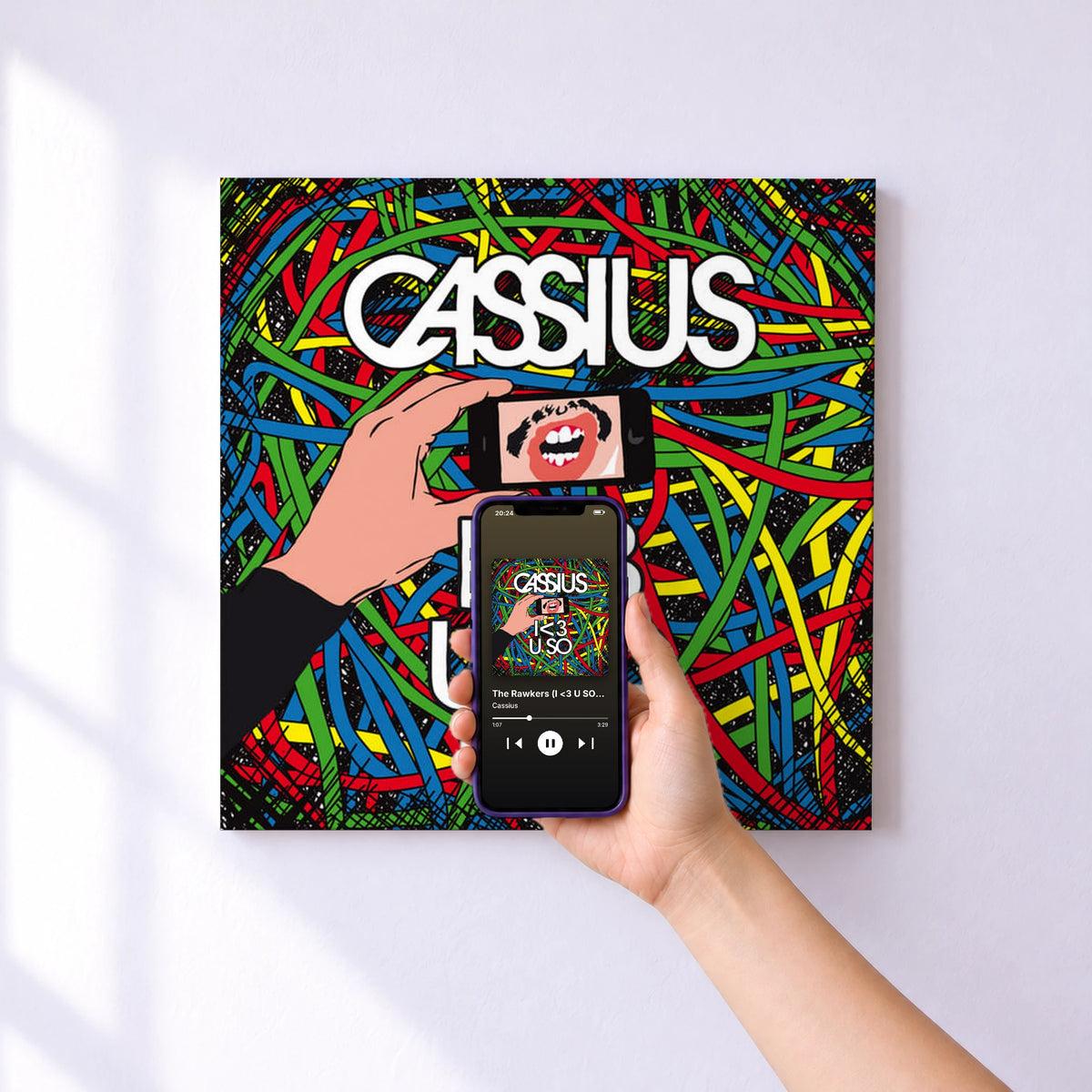 Affiche connectée The Rawkers (I <3 U SO Edition) de Cassius au mur : l'album se lance en approchant le téléphone