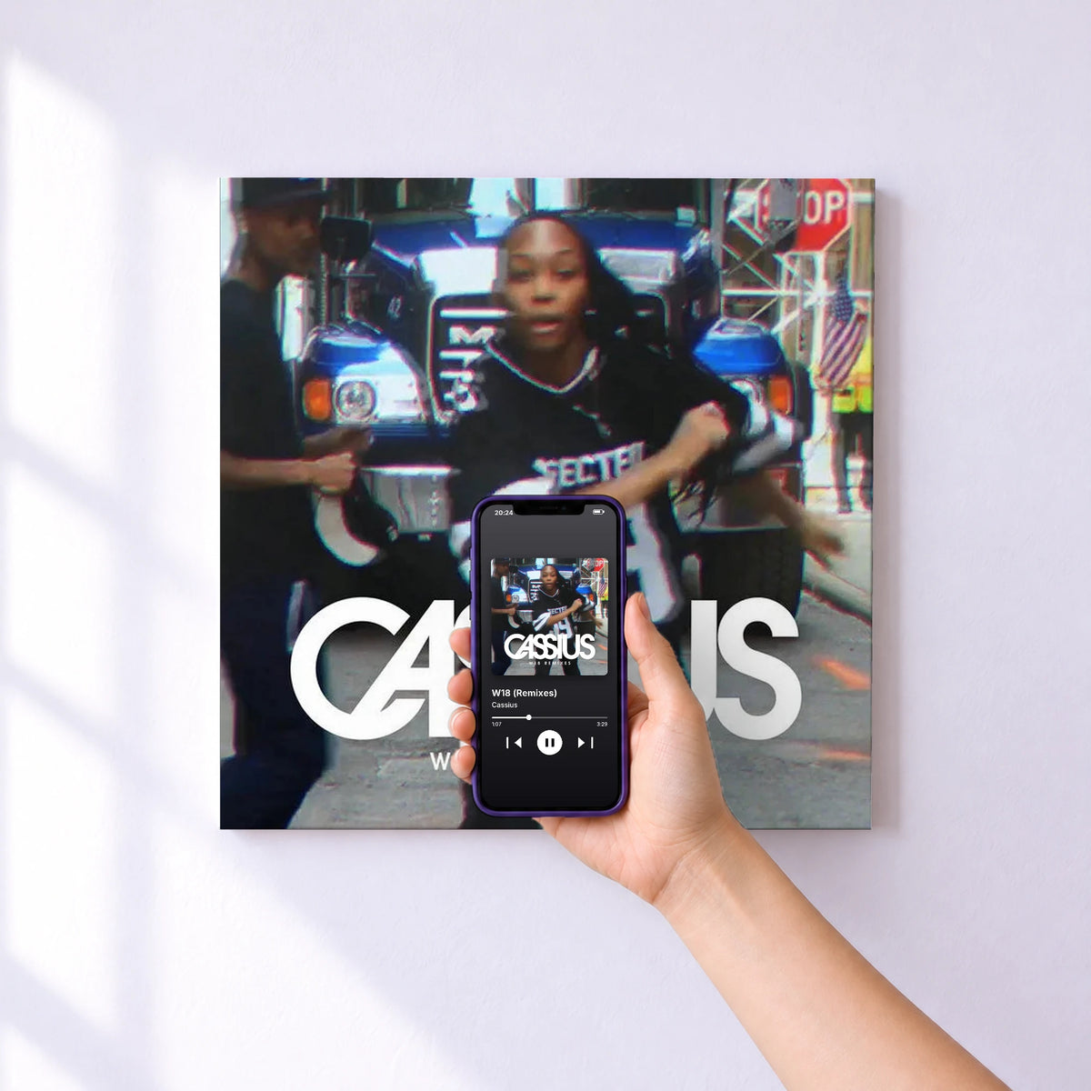 Affiche connectée W18 (Remixes) de Cassius au mur : l'album se lance en approchant le téléphone
