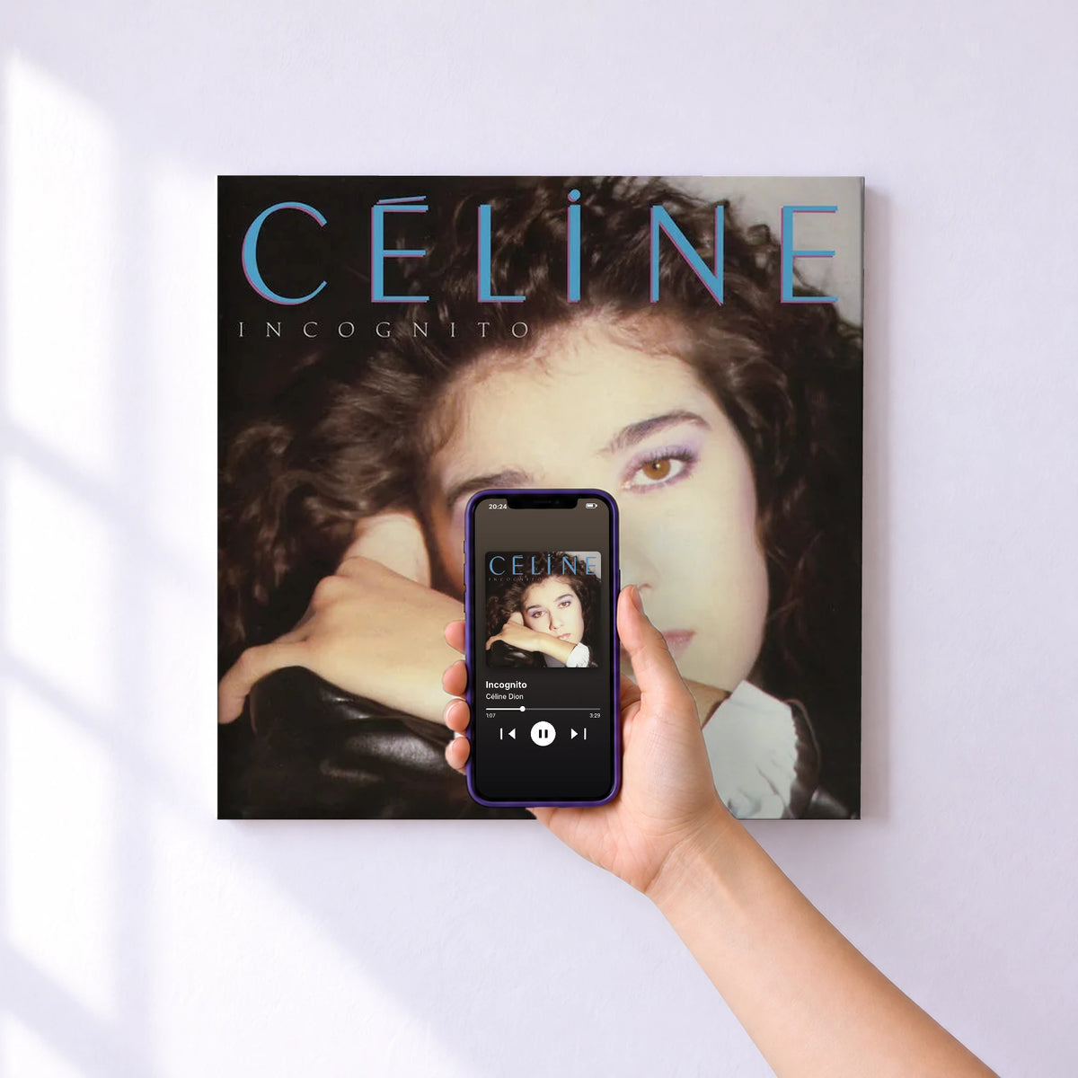 Affiche connectée Incognito de Céline Dion au mur : l'album se lance en approchant le téléphone