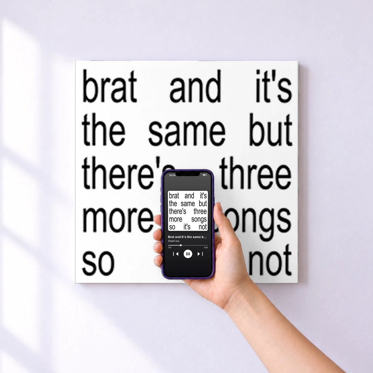 Affiche connectée Brat and it's the same but there's three more songs so it's not de Charli xcx au mur : l'album se lance en approchant le téléphone