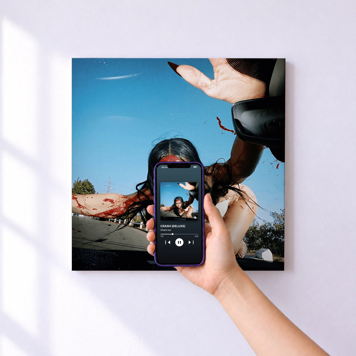 Affiche connectée CRASH (DELUXE) de Charli xcx au mur : l'album se lance en approchant le téléphone