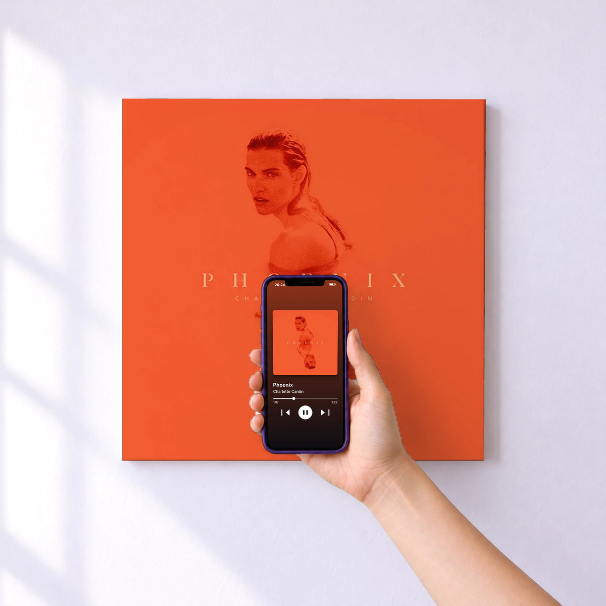 Affiche connectée Phoenix de Charlotte Cardin au mur : l'album se lance en approchant le téléphone