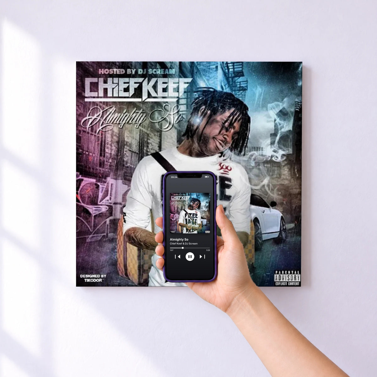 Affiche connectée Almighty So de Chief Keef & DJ Scream au mur : l'album se lance en approchant le téléphone