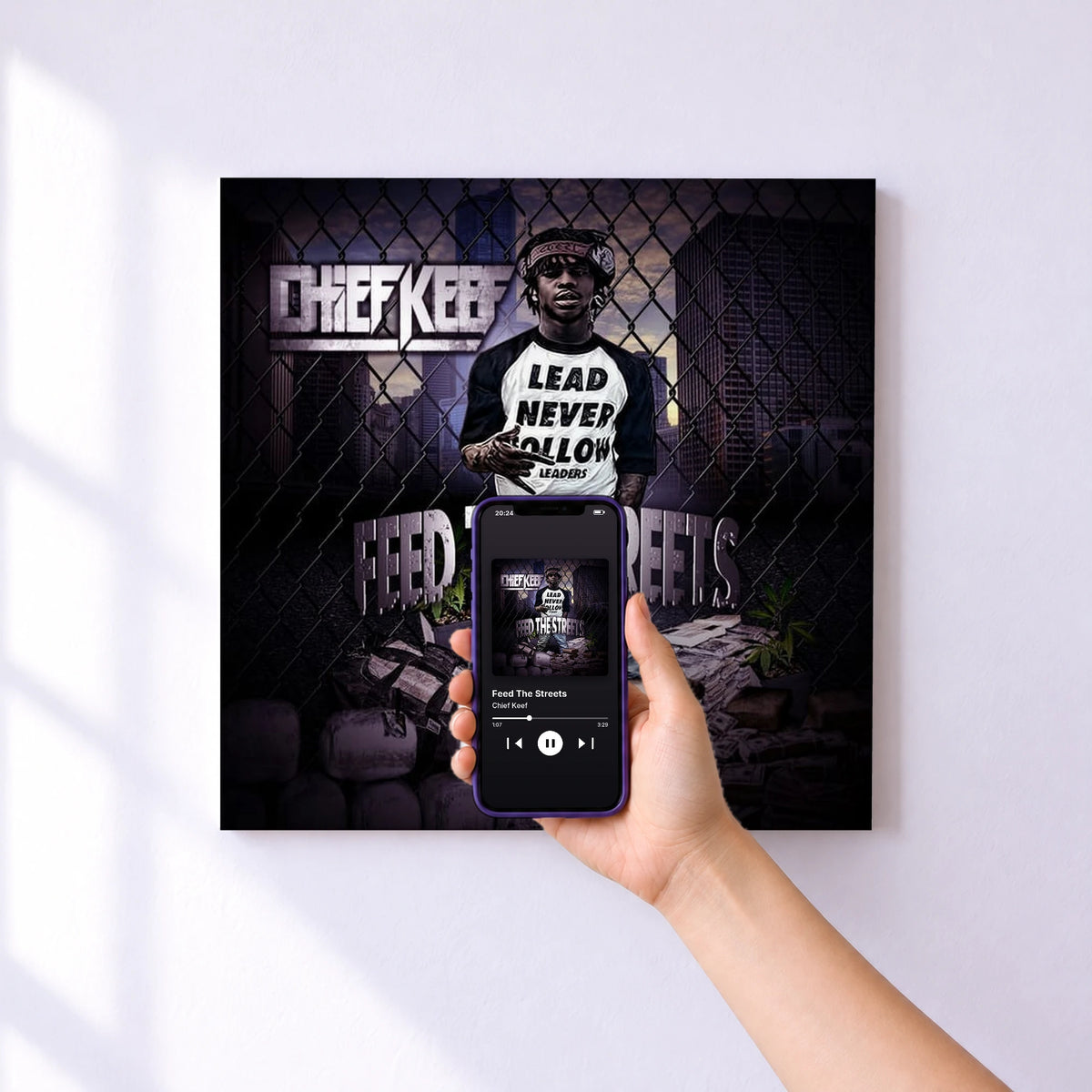 Affiche connectée Feed The Streets de Chief Keef au mur : l'album se lance en approchant le téléphone
