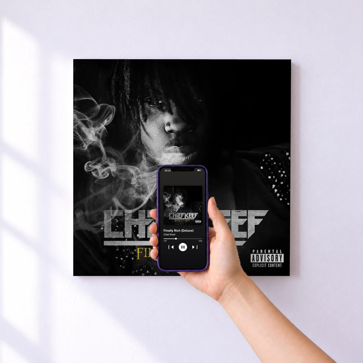 Affiche connectée Finally Rich (Deluxe) de Chief Keef au mur : l'album se lance en approchant le téléphone