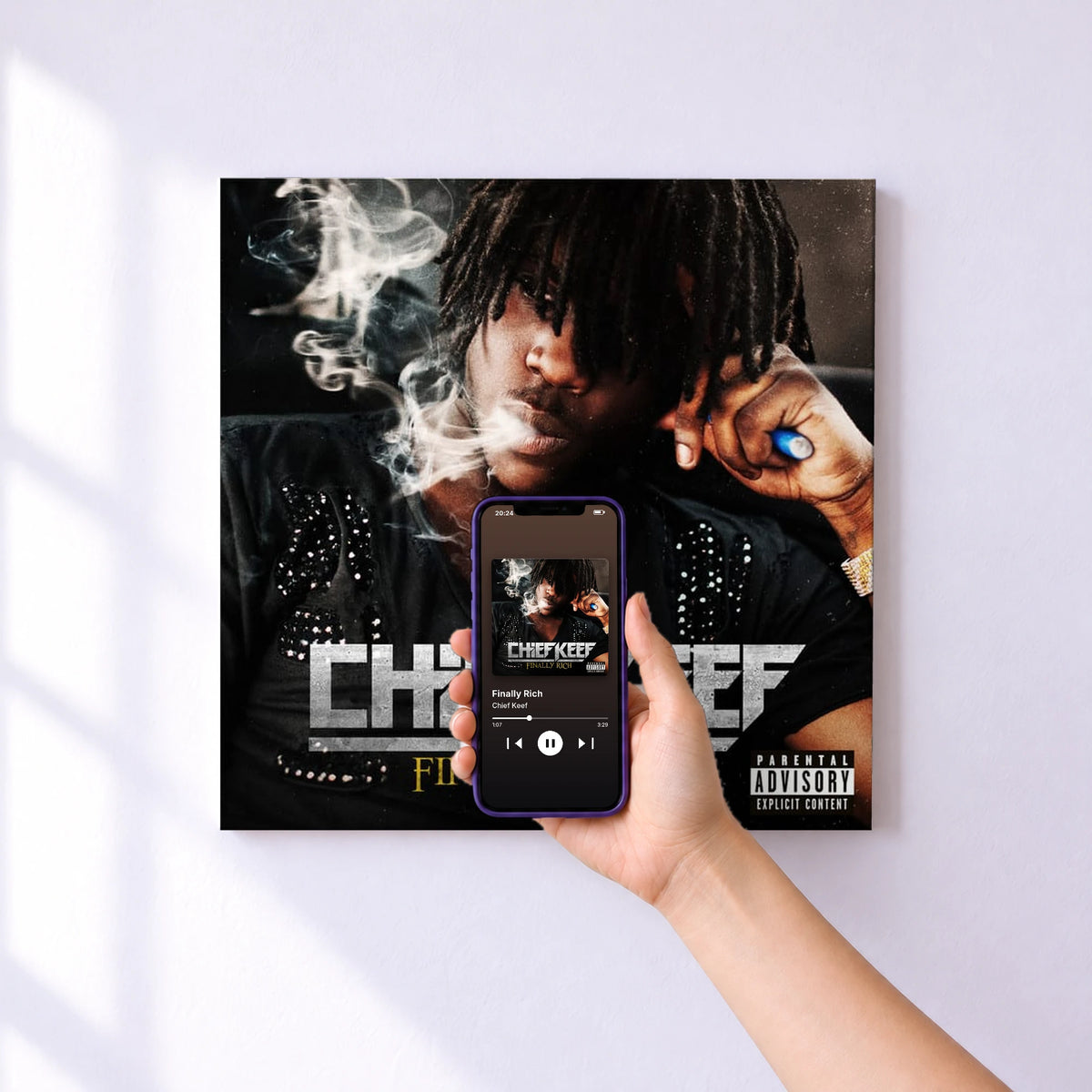 Affiche connectée Finally Rich de Chief Keef au mur : l'album se lance en approchant le téléphone