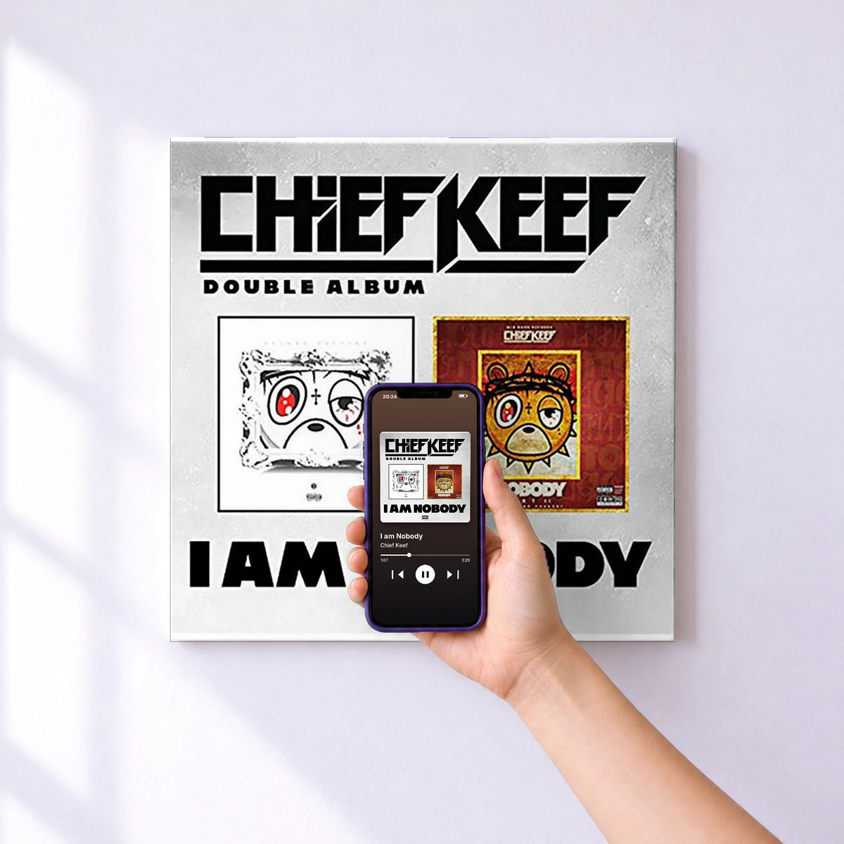 Affiche connectée I am Nobody de Chief Keef au mur : l'album se lance en approchant le téléphone