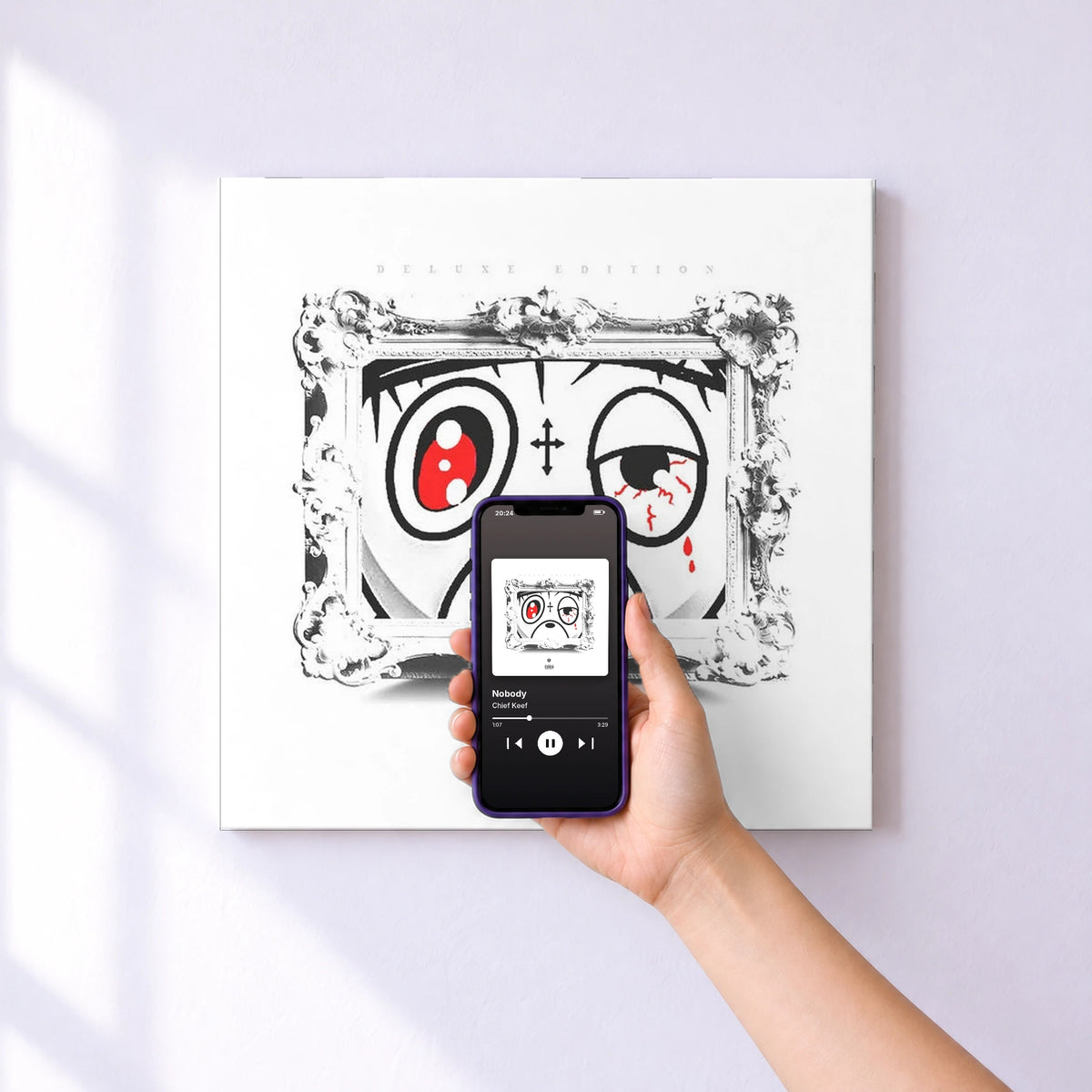 Affiche connectée Nobody de Chief Keef au mur : l'album se lance en approchant le téléphone