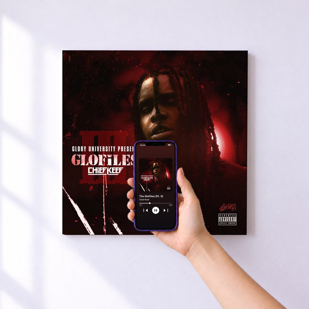 Affiche connectée The GloFiles (Pt. 3) de Chief Keef au mur : l'album se lance en approchant le téléphone