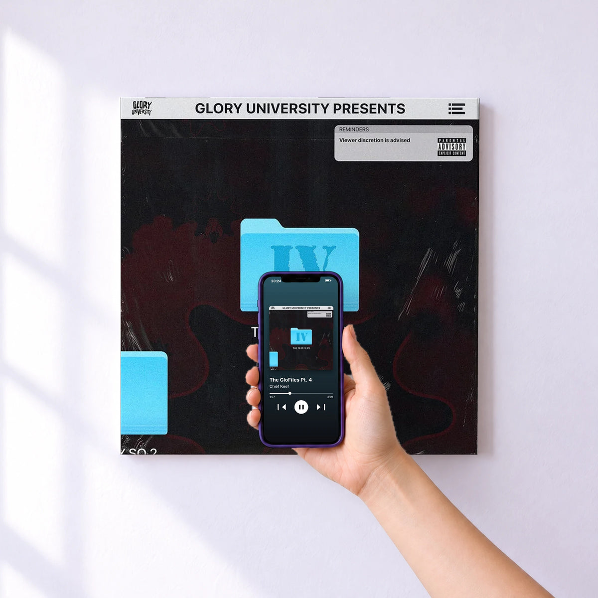 Affiche connectée The GloFiles Pt. 4 de Chief Keef au mur : l'album se lance en approchant le téléphone