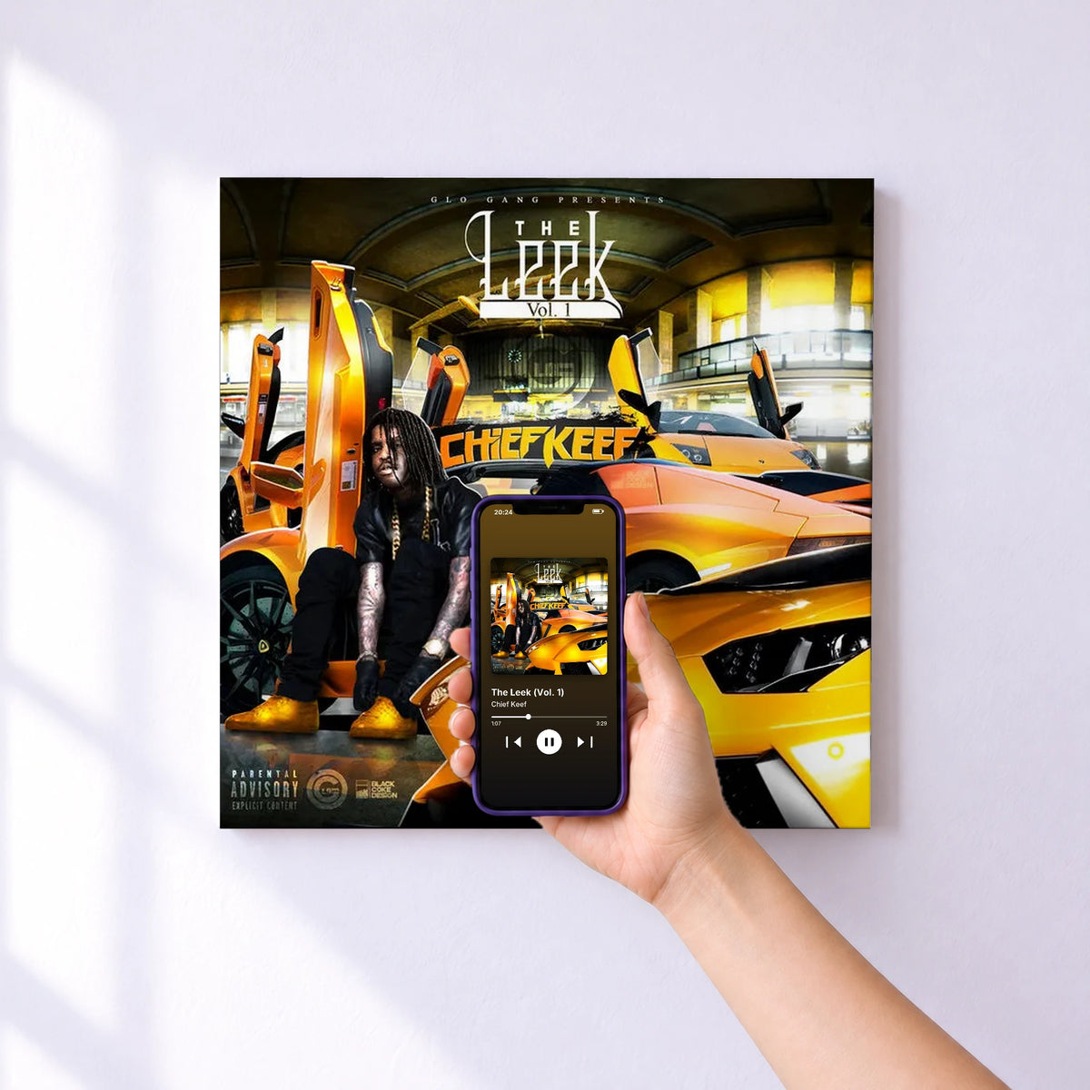 Affiche connectée The Leek (Vol. 1) de Chief Keef au mur : l'album se lance en approchant le téléphone