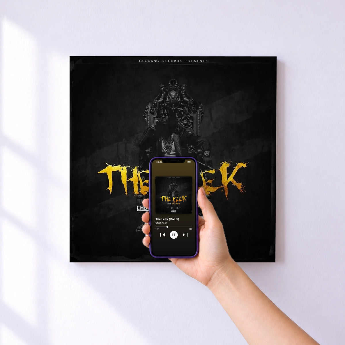 Affiche connectée The Leek (Vol. 5) de Chief Keef au mur : l'album se lance en approchant le téléphone