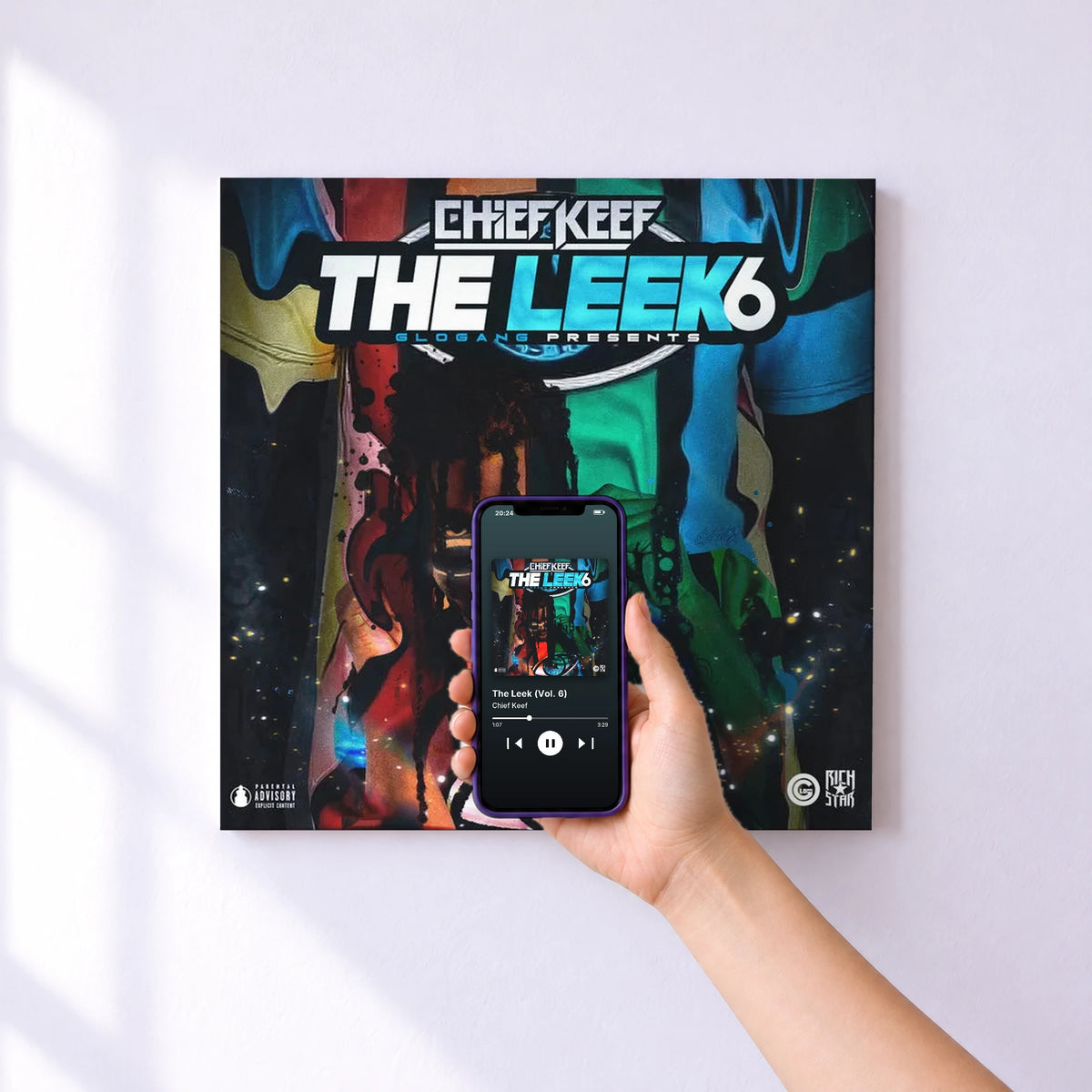 Affiche connectée The Leek (Vol. 6) de Chief Keef au mur : l'album se lance en approchant le téléphone