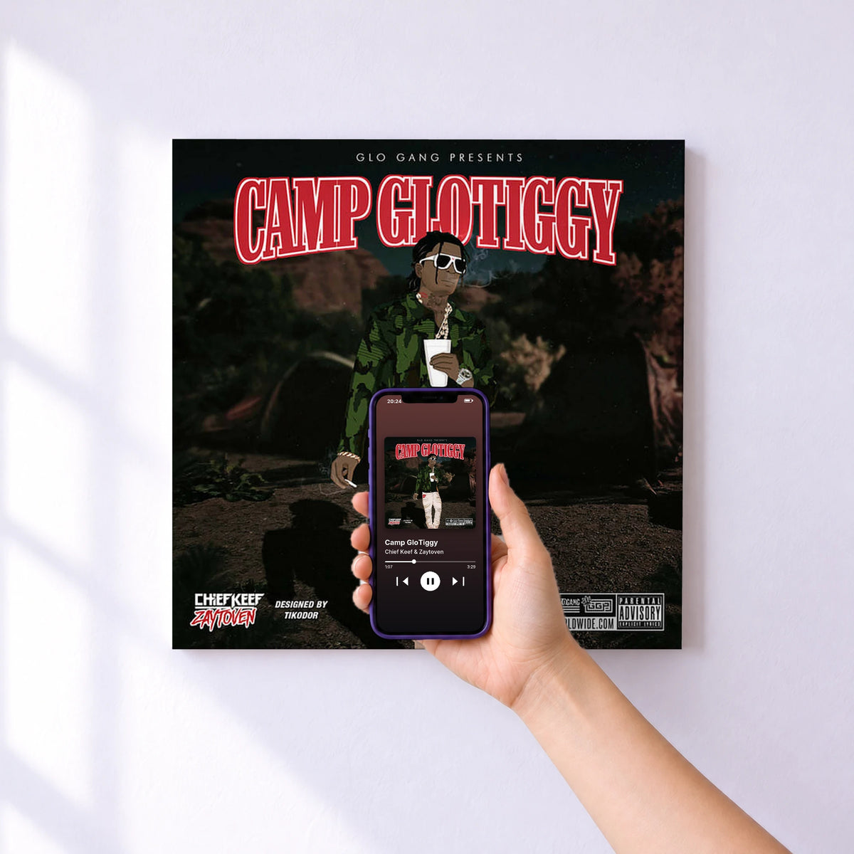 Affiche connectée Camp GloTiggy de Chief Keef & Zaytoven au mur : l'album se lance en approchant le téléphone