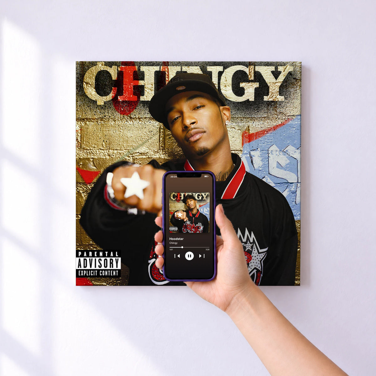 Affiche connectée Hoodstar de Chingy au mur : l'album se lance en approchant le téléphone