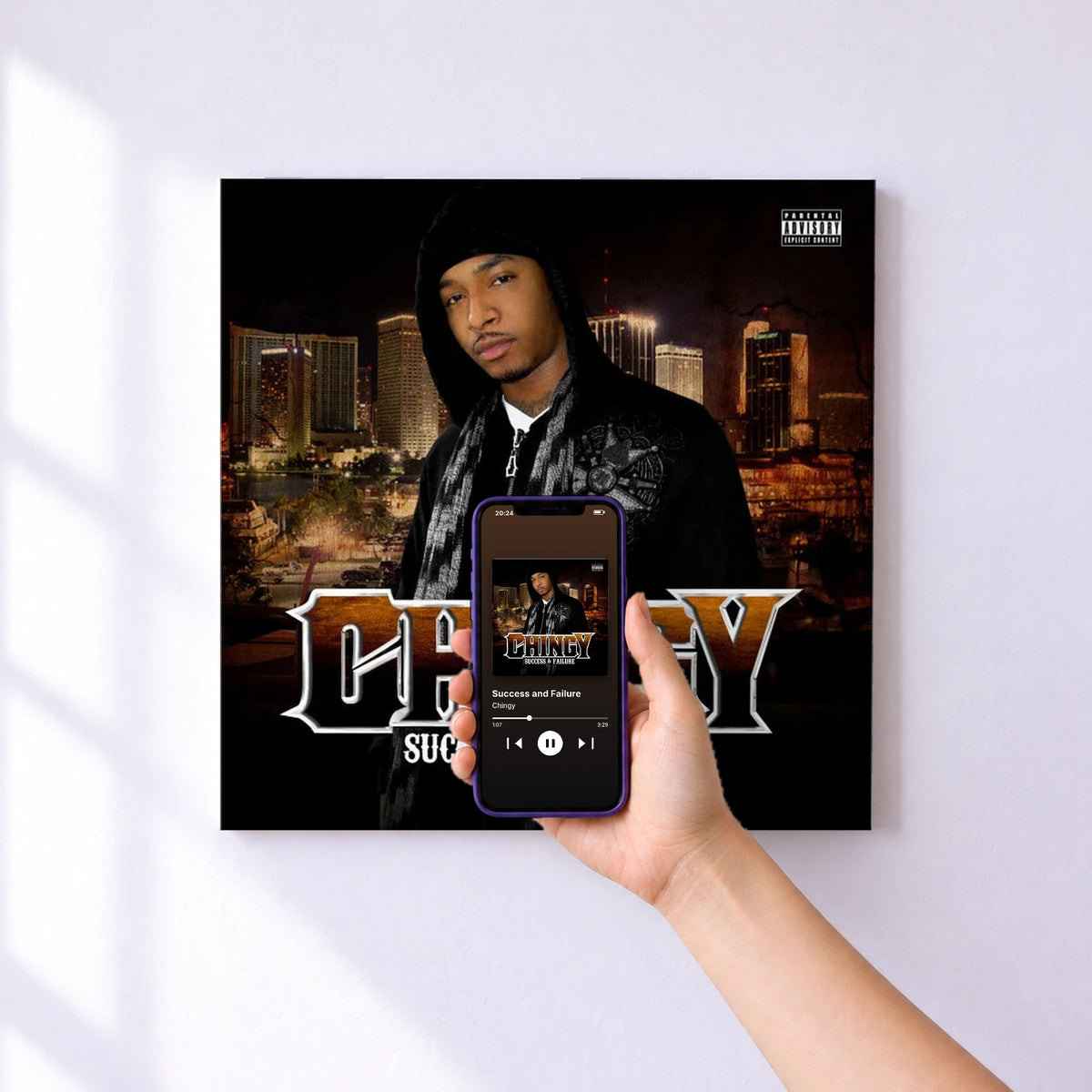 Affiche connectée Success and Failure de Chingy au mur : l'album se lance en approchant le téléphone