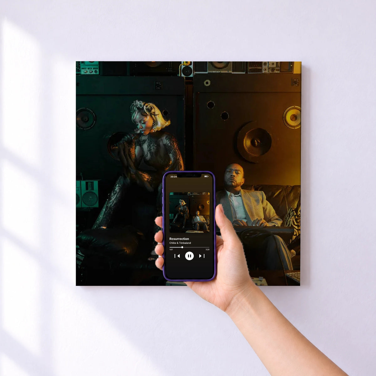 Affiche connectée Resurrection de Chlöe & Timbaland au mur : l'album se lance en approchant le téléphone