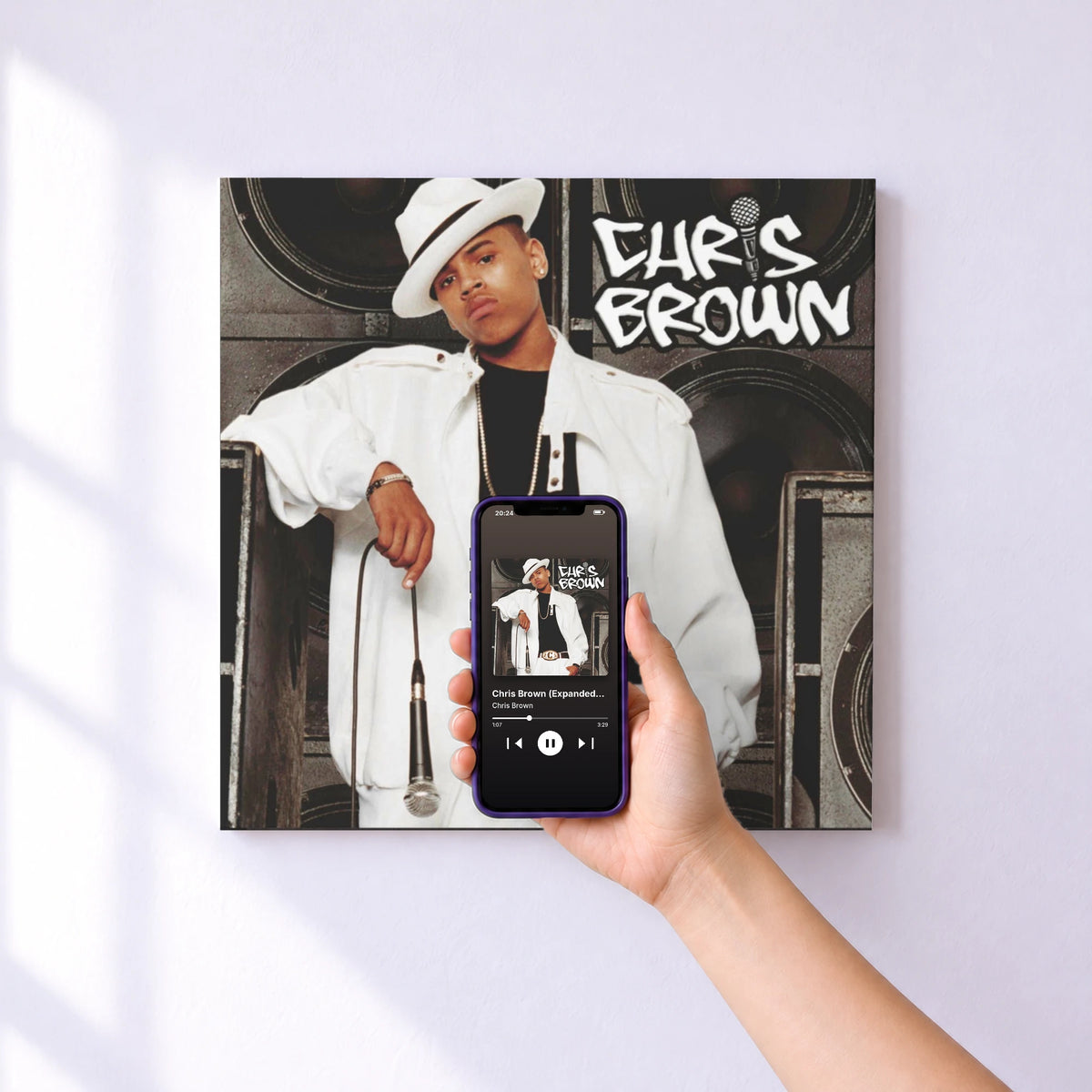 Affiche connectée Chris Brown (Expanded Edition) de Chris Brown au mur : l'album se lance en approchant le téléphone