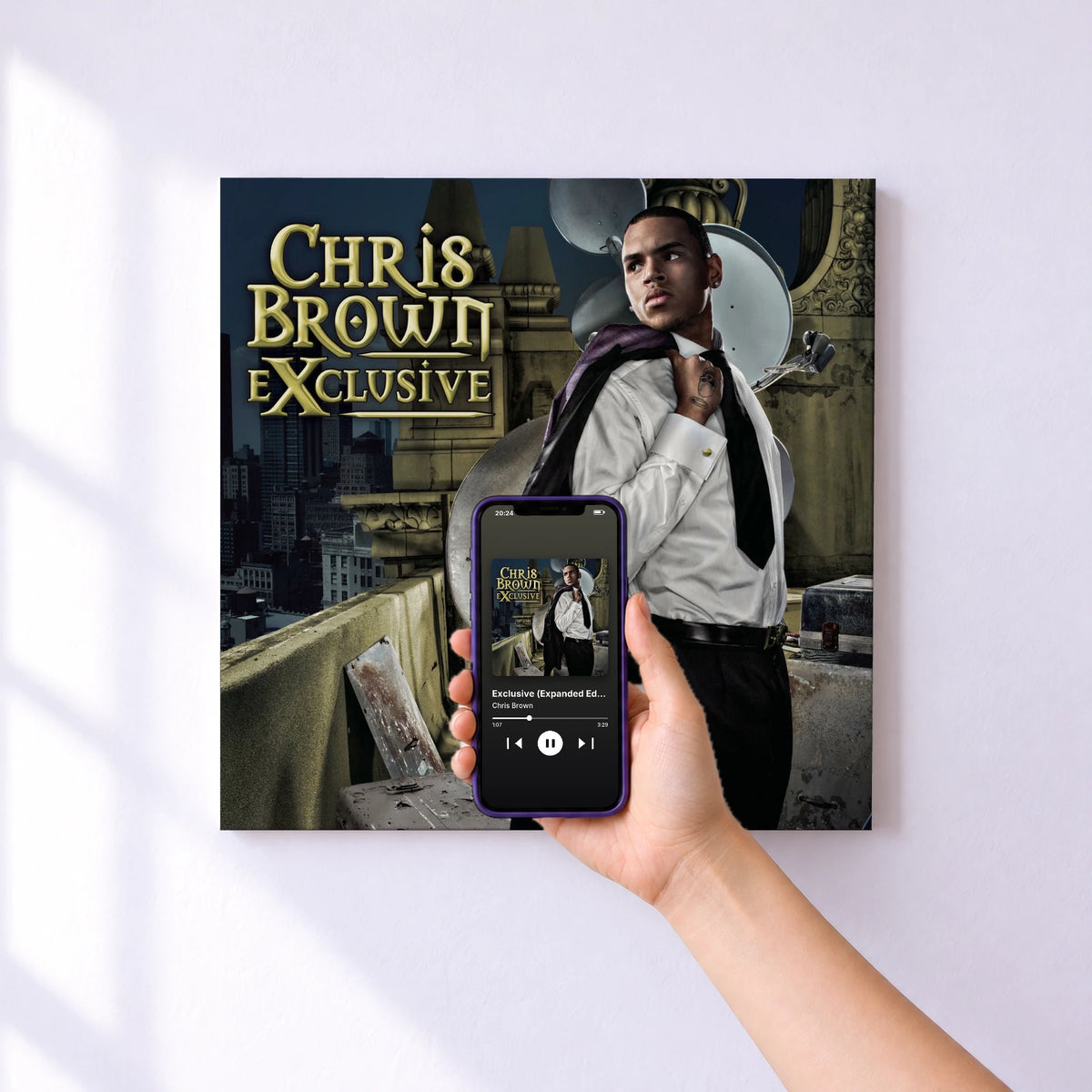 Affiche connectée Exclusive (Expanded Edition) de Chris Brown au mur : l'album se lance en approchant le téléphone