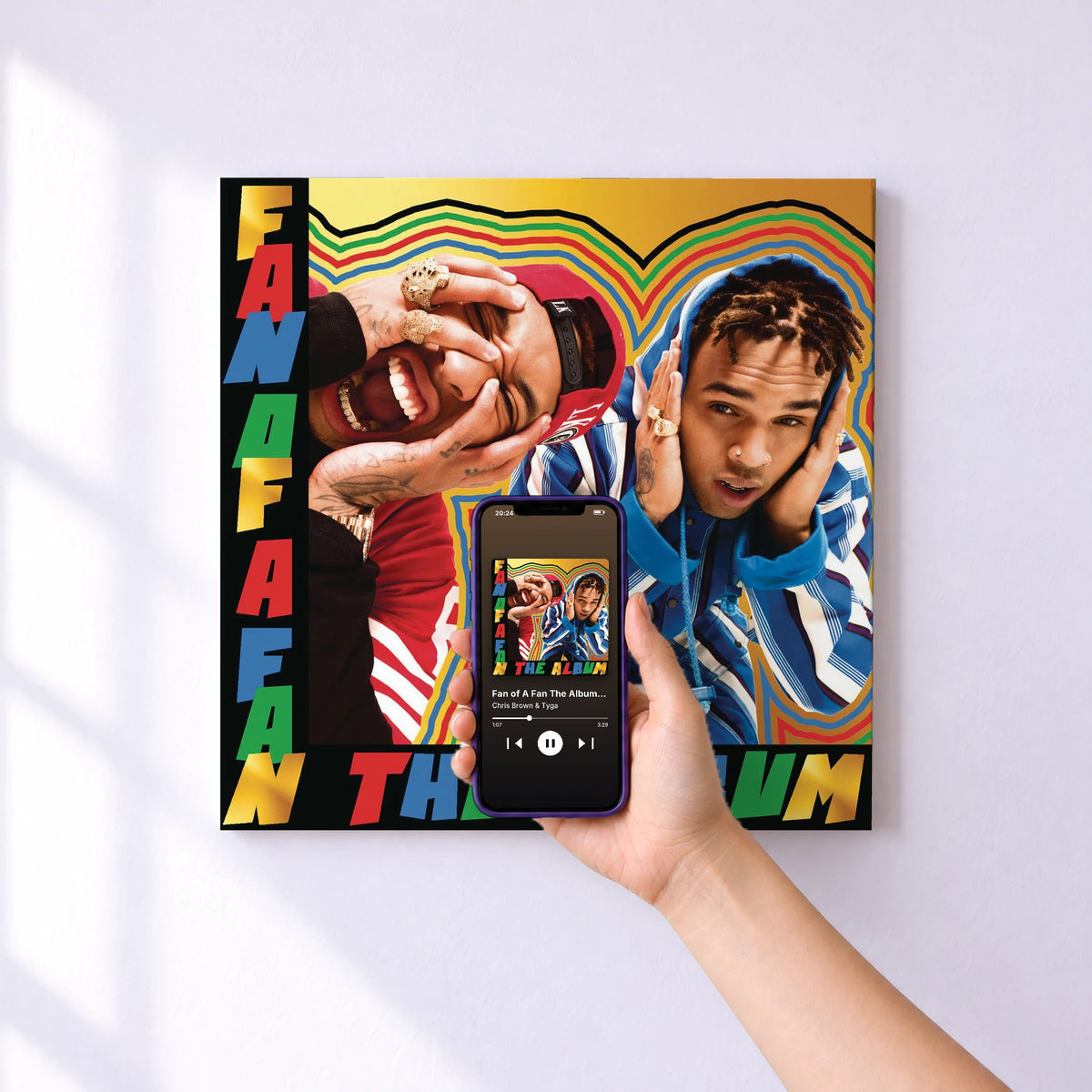 Affiche connectée Fan of A Fan The Album (Expanded Edition) de Chris Brown & Tyga au mur : l'album se lance en approchant le téléphone