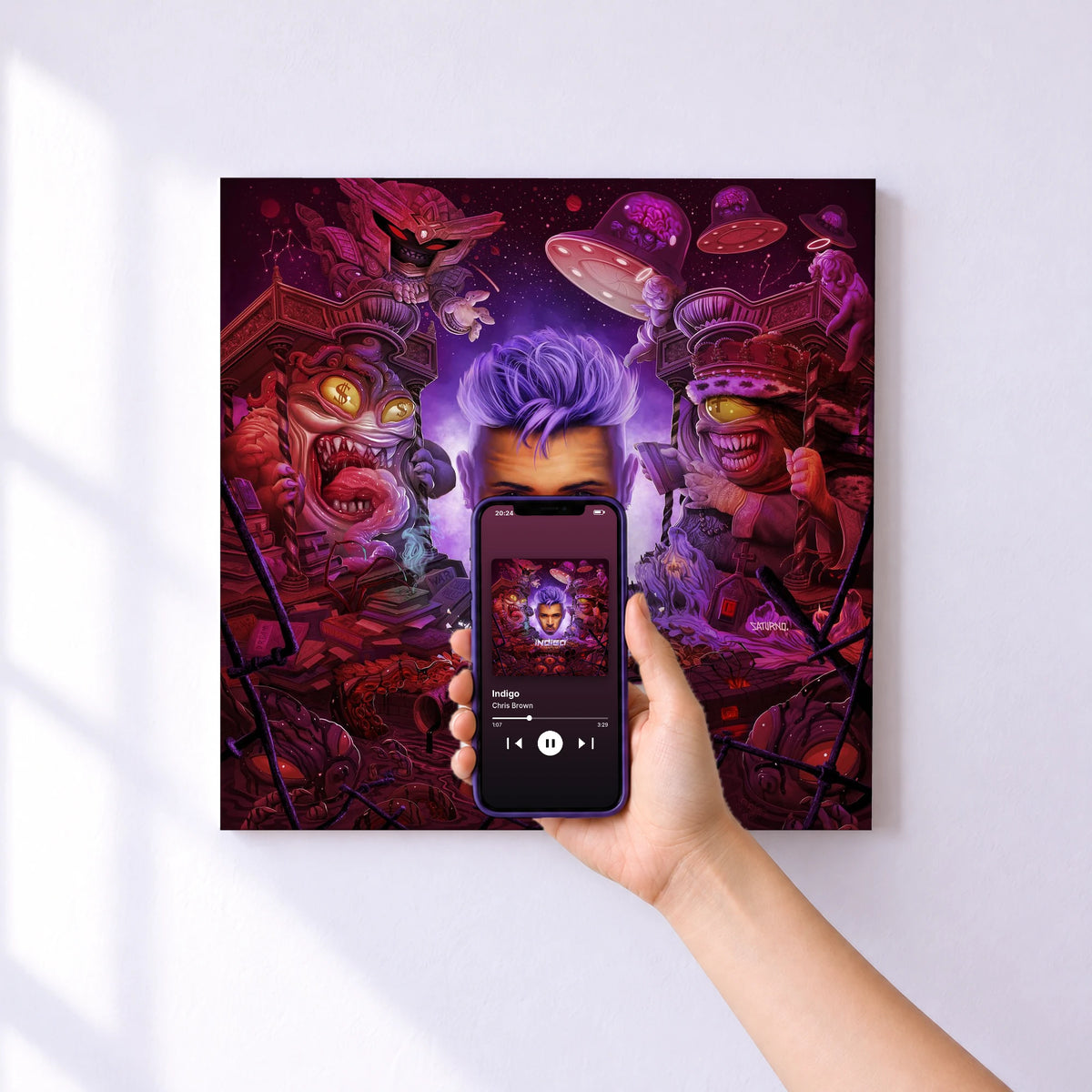 Affiche connectée Indigo de Chris Brown au mur : l'album se lance en approchant le téléphone