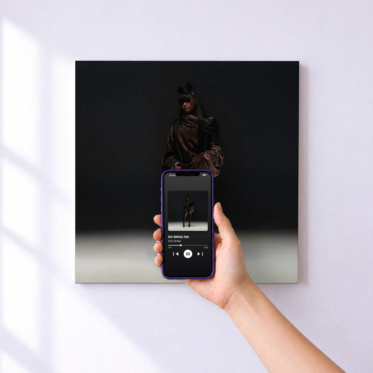 Affiche connectée NO BRING INS de Chy Cartier au mur : l'album se lance en approchant le téléphone