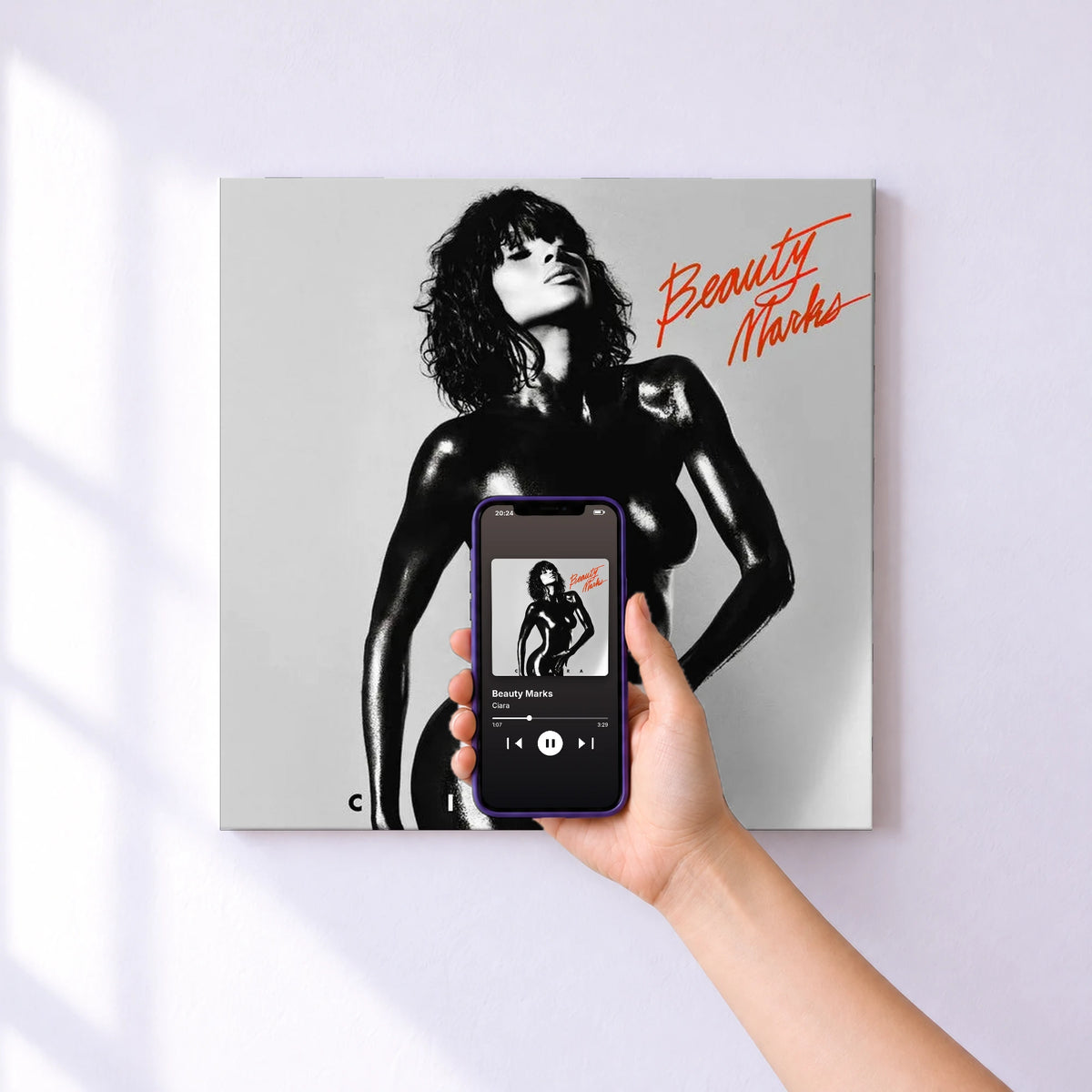 Affiche connectée Beauty Marks de Ciara au mur : l'album se lance en approchant le téléphone