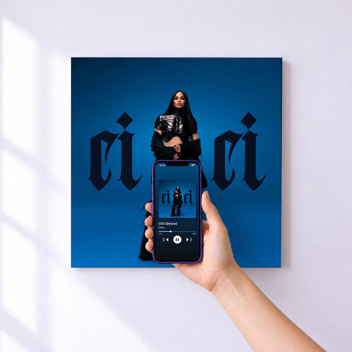 Affiche connectée CiCi (Deluxe) de Ciara au mur : l'album se lance en approchant le téléphone