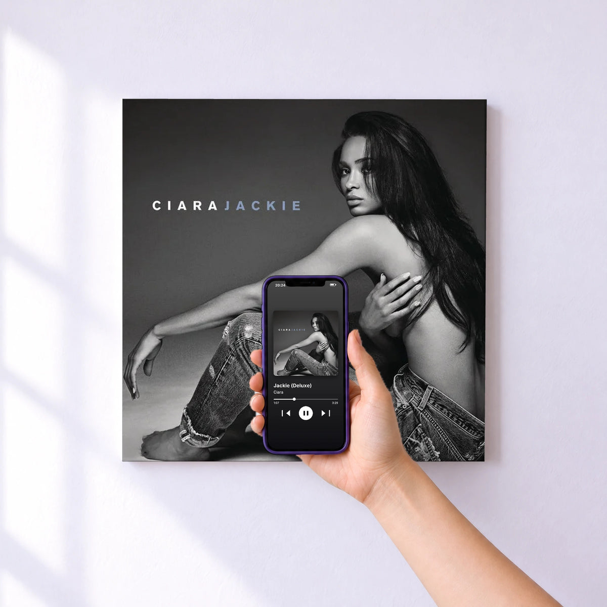 Affiche connectée Jackie (Deluxe) de Ciara au mur : l'album se lance en approchant le téléphone
