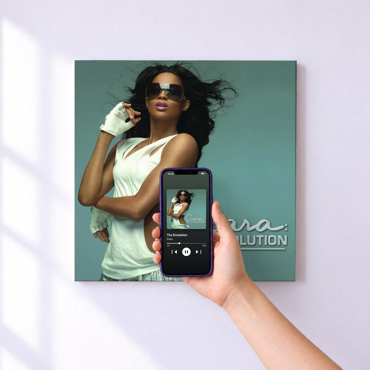 Affiche connectée The Evolution de Ciara au mur : l'album se lance en approchant le téléphone