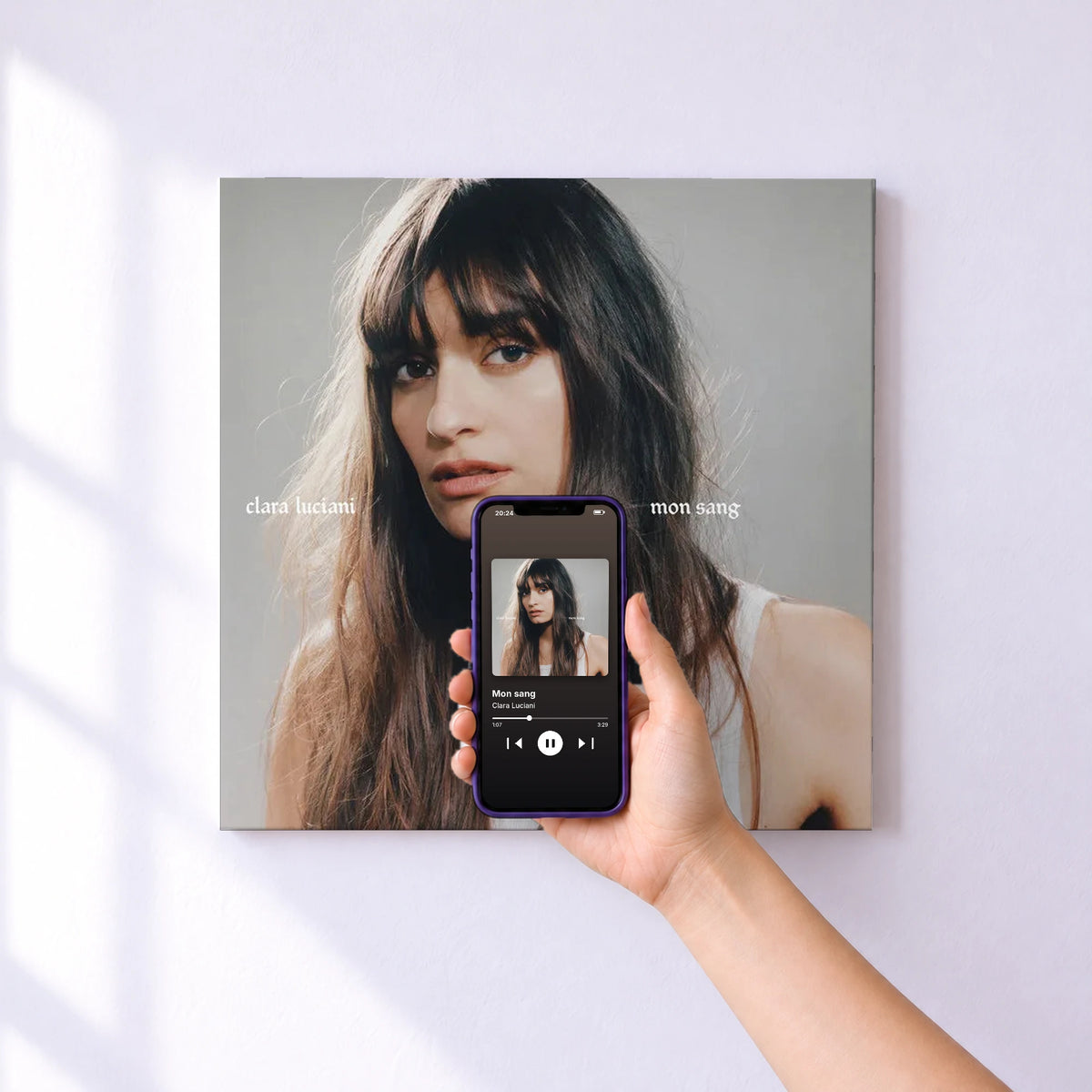 Affiche connectée Mon sang de Clara Luciani au mur : l'album se lance en approchant le téléphone
