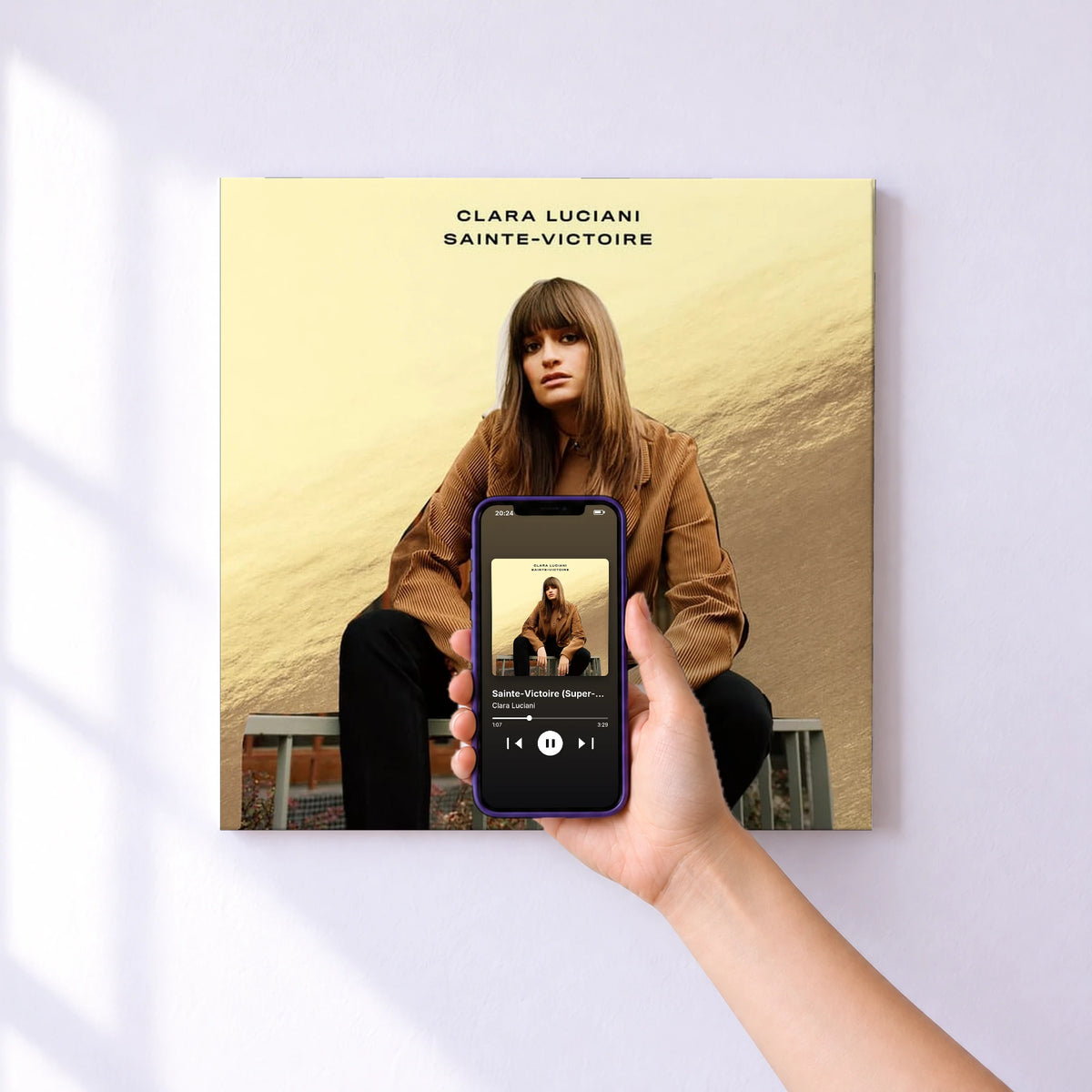 Affiche connectée Sainte-Victoire (Super-édition) de Clara Luciani au mur : l'album se lance en approchant le téléphone