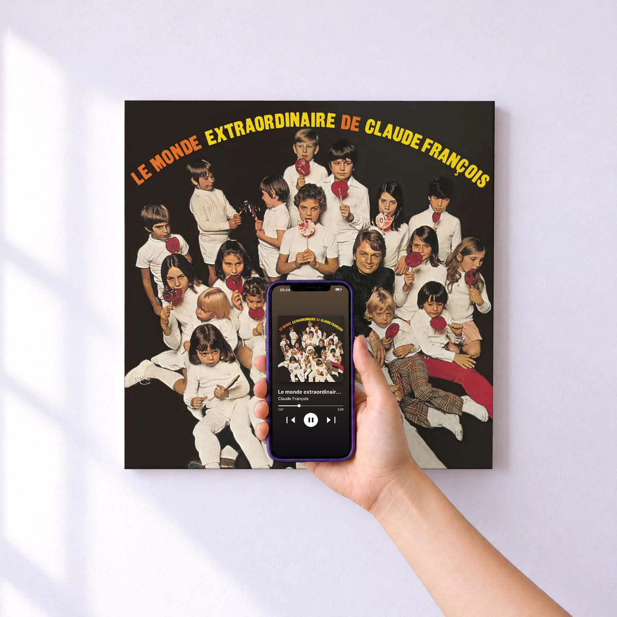 Affiche connectée Le monde extraordinaire de Claude François de Claude François au mur : l'album se lance en approchant le téléphone