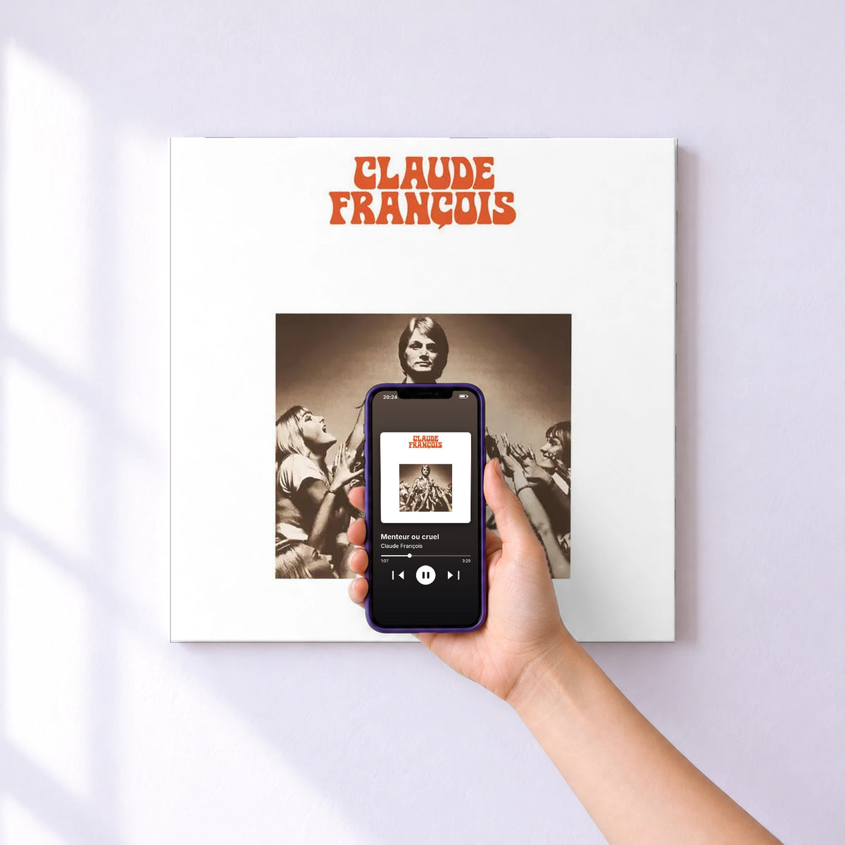 Affiche connectée Menteur ou cruel de Claude François au mur : l'album se lance en approchant le téléphone