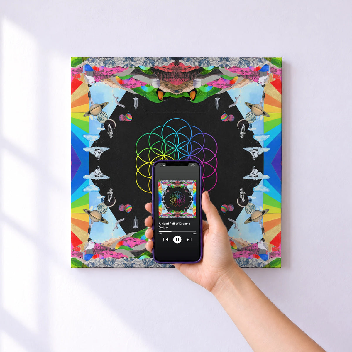 Affiche connectée A Head Full of Dreams de Coldplay au mur : l'album se lance en approchant le téléphone