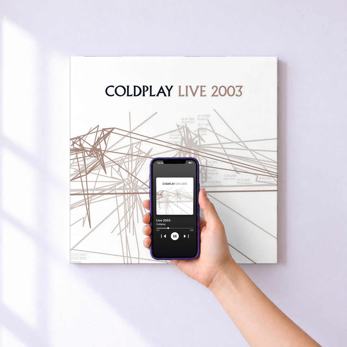 Affiche connectée Live 2003 de Coldplay au mur : l'album se lance en approchant le téléphone