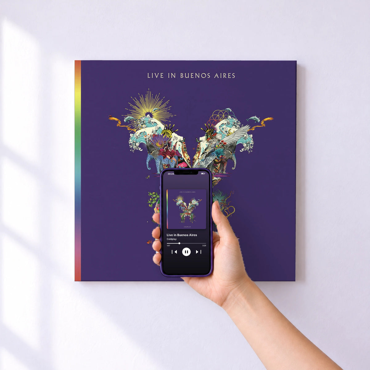 Affiche connectée Live in Buenos Aires de Coldplay au mur : l'album se lance en approchant le téléphone