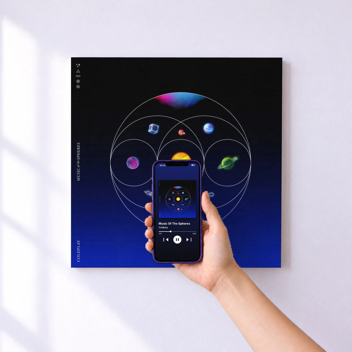 Affiche connectée Music Of The Spheres de Coldplay au mur : l'album se lance en approchant le téléphone